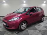 une Ford Fiesta rouge garée sur un sol en carrelage à damier