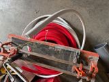 une photo d'une lance à incendie rouge et d'autres outils