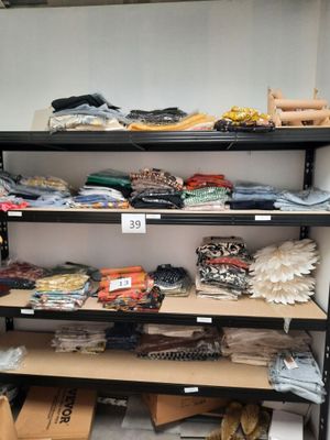 beaucoup d'articles sur les étagères du magasin