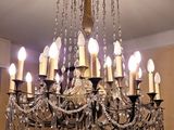 un grand lustre auquel sont suspendues de nombreuses ampoules