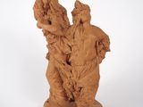 statue représentant un homme et une femme se tenant la main, posée sur un socle