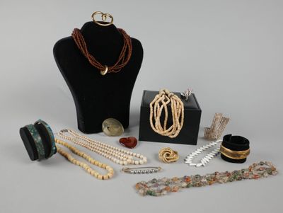 un assortiment de bijoux comprenant un collier, des bracelets et une bague