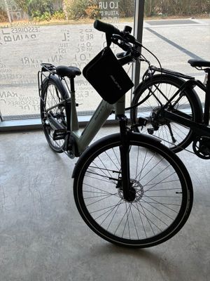 un vélo garé devant une fenêtre