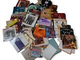 une pile de vieux disques posés sur une surface blanche
