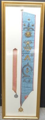 tableau encadré représentant un drapeau bleu et rose, dans un cadre doré