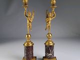 paire de bougeoirs anciens en bronze ornés de chérubins, sur des socles en marbre