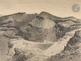 une photo en noir et blanc d'une montagne, avec un chemin de terre au premier plan