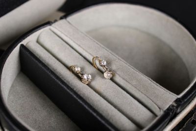 une paire de boucles d'oreilles dans un écrin posé sur une table