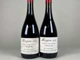 deux bouteilles de vin rouge posées l'une à côté de l'autre sur une table