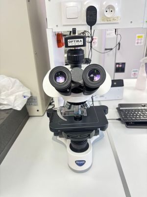un microscope posé sur une table