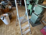 une photo d'une pièce avec une échelle et de nombreux outils