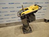 un gros plan d'une machine posée sur un socle devant un mur