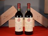 deux bouteilles de vin posées l'une à côté de l'autre sur une table