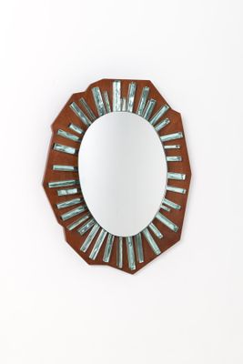 un miroir accroché au mur de la pièce
