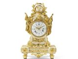 une horloge en or posée sur un socle