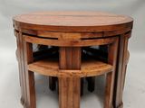 deux tables rondes en bois surmontées d'une étagère