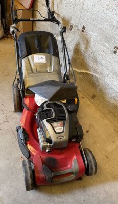 une image d'une tondeuse à gazon garée dans un garage
