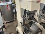 deux tables de mixage posées au milieu d'une pièce