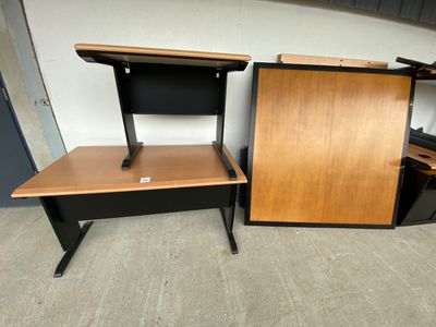 Lot de mobiliers comprenant : six bureaux, quatre caissons, …