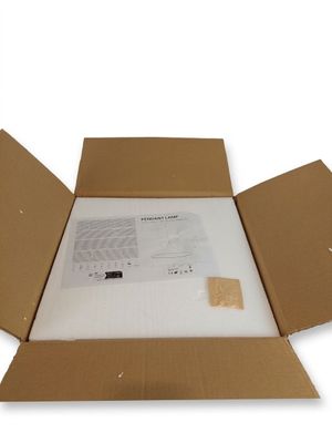 une boîte en carton ouverte contenant un bout de papier