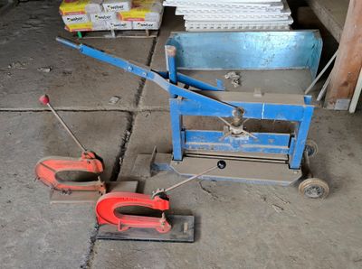 a small machine that is sitting on the ground