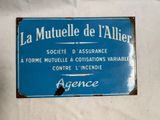 une pancarte bleue et blanche sur un drap blanc sur laquelle on peut lire « La Mullelle de Aller »