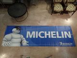 une enseigne « Michel Michel » posée au sol dans un magasin