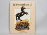 la couverture du livre *Le bronze et l'animal*, sur laquelle figure la statue d'un cheval posé sur un rocher
