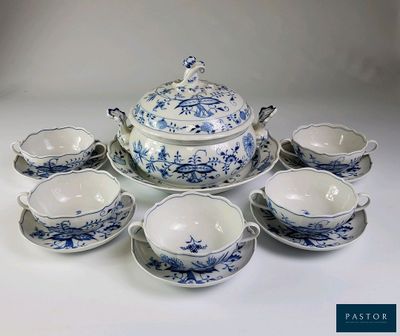 un service à thé bleu et blanc posé sur une table blanche
