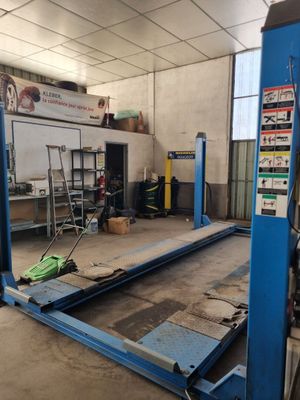 une image d'une voiture en cours d'entretien dans un garage