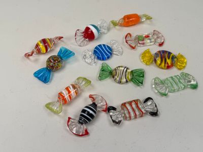 beaucoup de bonbons posés sur une table
