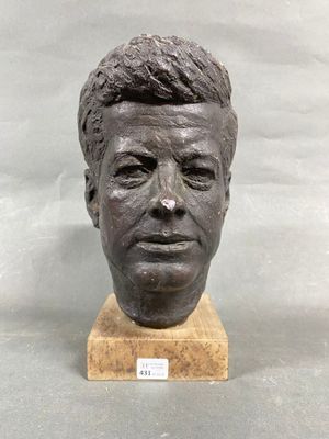 statue représentant la tête d'un homme, posée sur un socle en marbre