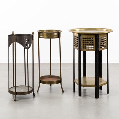 trois tables d'appoint en métal et en bois posées sur un sol en béton