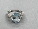 une image d'une bague avec une pierre en topaze bleue