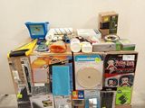 un tas d'objets divers posés sur un carton