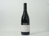 une bouteille de vin posée sur une table