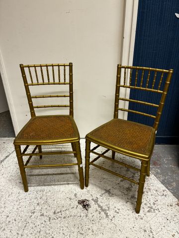 Paire de chaises de chambre, dossier barrette, redoré. Une assise...