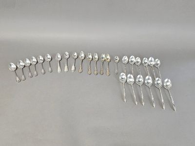 un ensemble de cuillères en argent et de cuillères à soupe posées sur une table