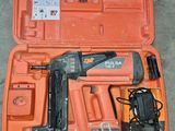 une trousse orange contenant une agrafeuse et des agrafes