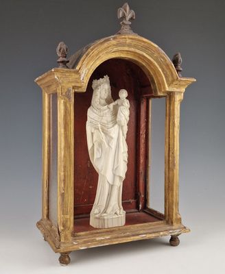 statue d'une femme tenant un enfant dans un cadre en bois