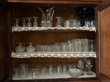 une vitrine sur laquelle sont disposés de nombreux objets en verre