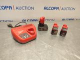un chargeur de batterie rouge et noir posé sur une table