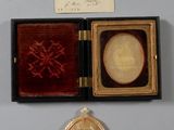 une petite boîte contenant une médaille d'or