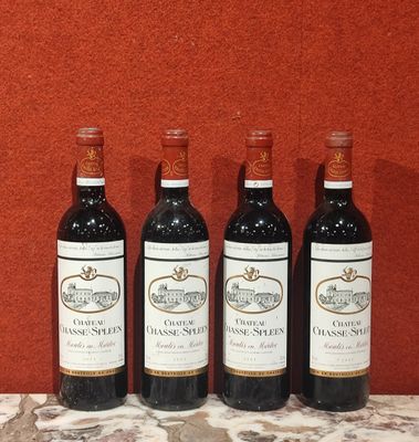 trois bouteilles de vin sont alignées sur une table