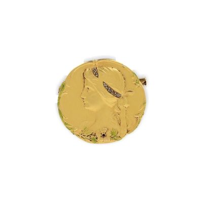 l'image d'un gros plan d'une pièce d'or sur une surface blanche