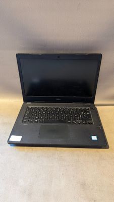 un ordinateur portable ouvert posé sur une table blanche
