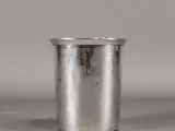 une coupe en argent posée sur une table