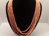 gros plan d'un collier sur un présentoir pour mannequin