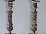 paire de chandeliers en argent sur fond blanc