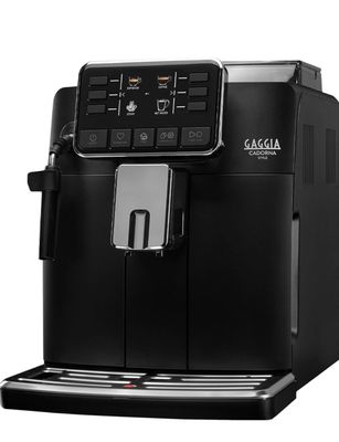 une machine à café noire posée sur un plan de travail blanc